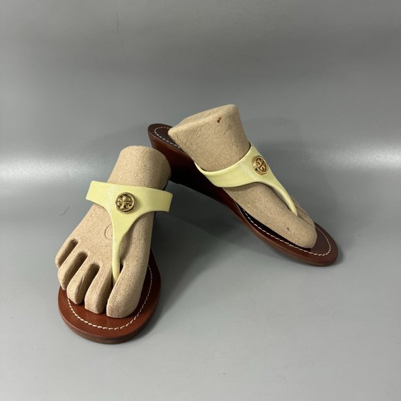 Tory Burch Cameron Wedge Thong Patent Saffiano Yellow-Gold, Size 8.5 - Picture 1 of 12